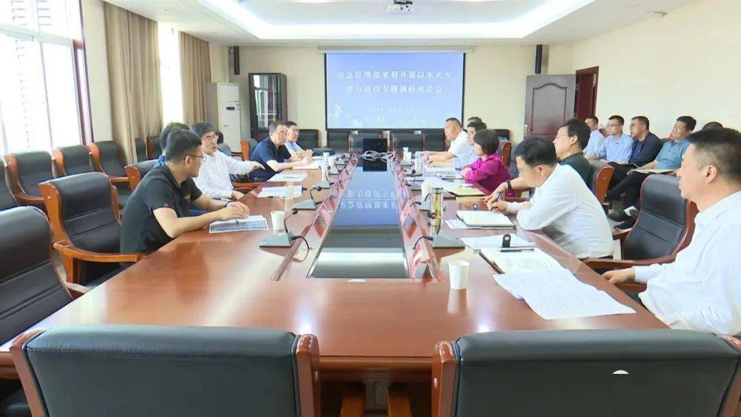 崔洪浩一行实地察看了各类器材装备,听取近期火灾防控,队伍管理以及以