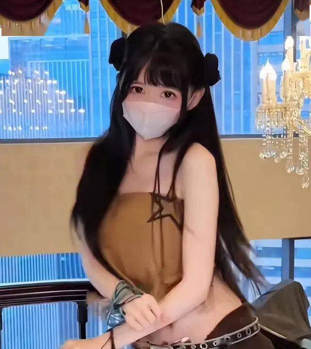 网红"蔡萝莉"摘口罩后巨变,萝莉变御姐,网友:为姐