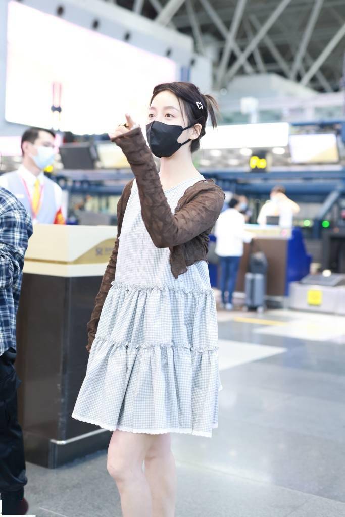演员姜贞羽现身北京首都机场 格纹蛋糕裙配咖色开衫化身乖巧甜妹_选择