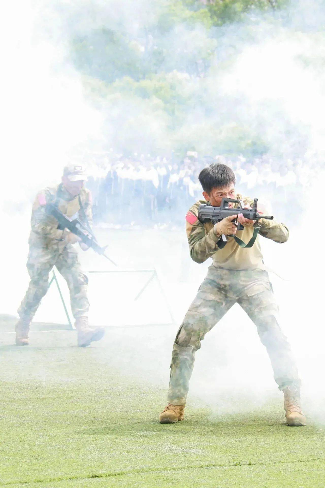 直击:军训成果汇报现场_张晶_学子_戎装