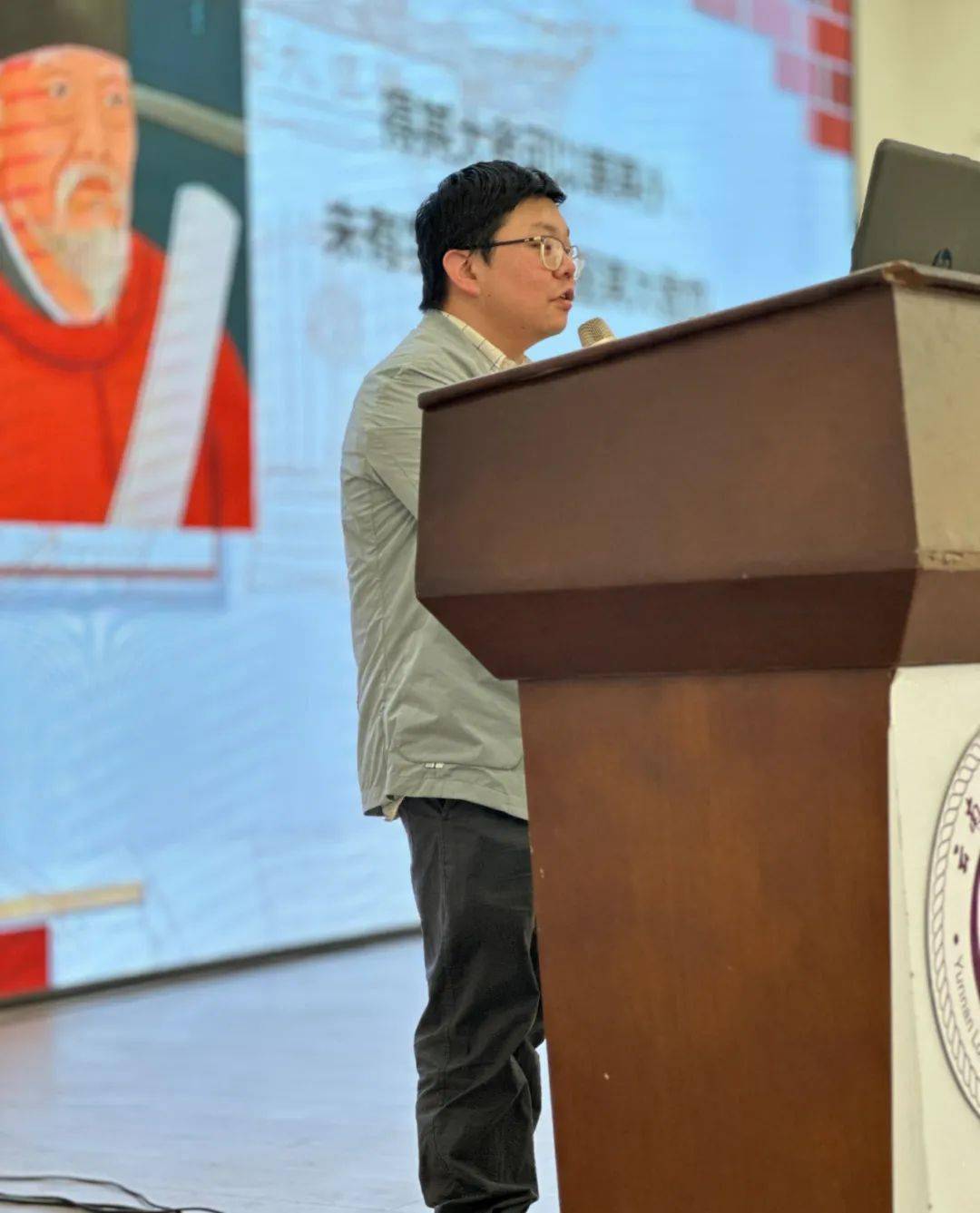 杨辛毅首先介绍了复旦大学的创建历程,介绍了复旦大学优秀的师资力量