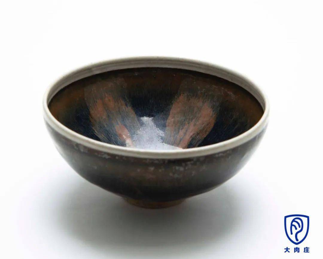 展品:山西黑釉白覆轮铁锈花碗展品:吉州窑剪纸贴梅花盏展品:燕川窑黑