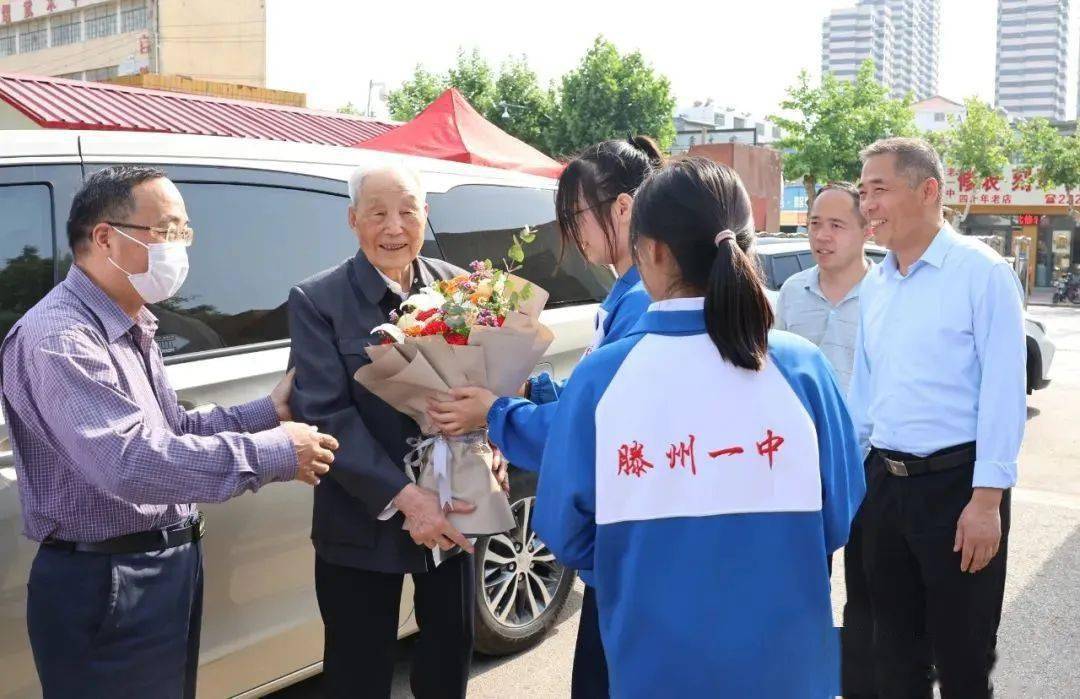 滕州一中96岁老校友——朱传棨教授回母校_朱教授_校园_山核桃树