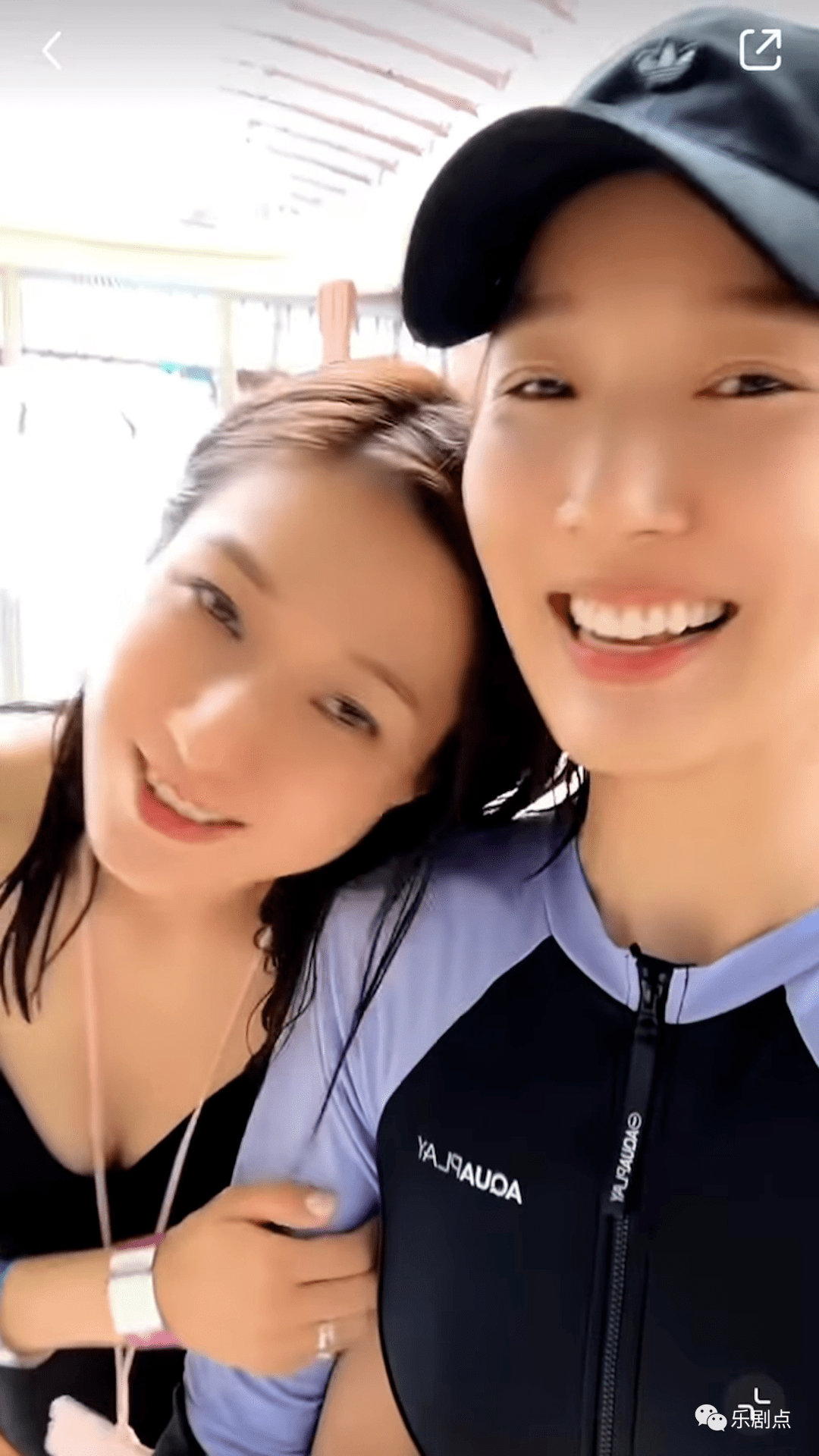 穿上黑色连身泳衣的linda大晒fit爆身形和白滑美腿,她与小朋友玩水