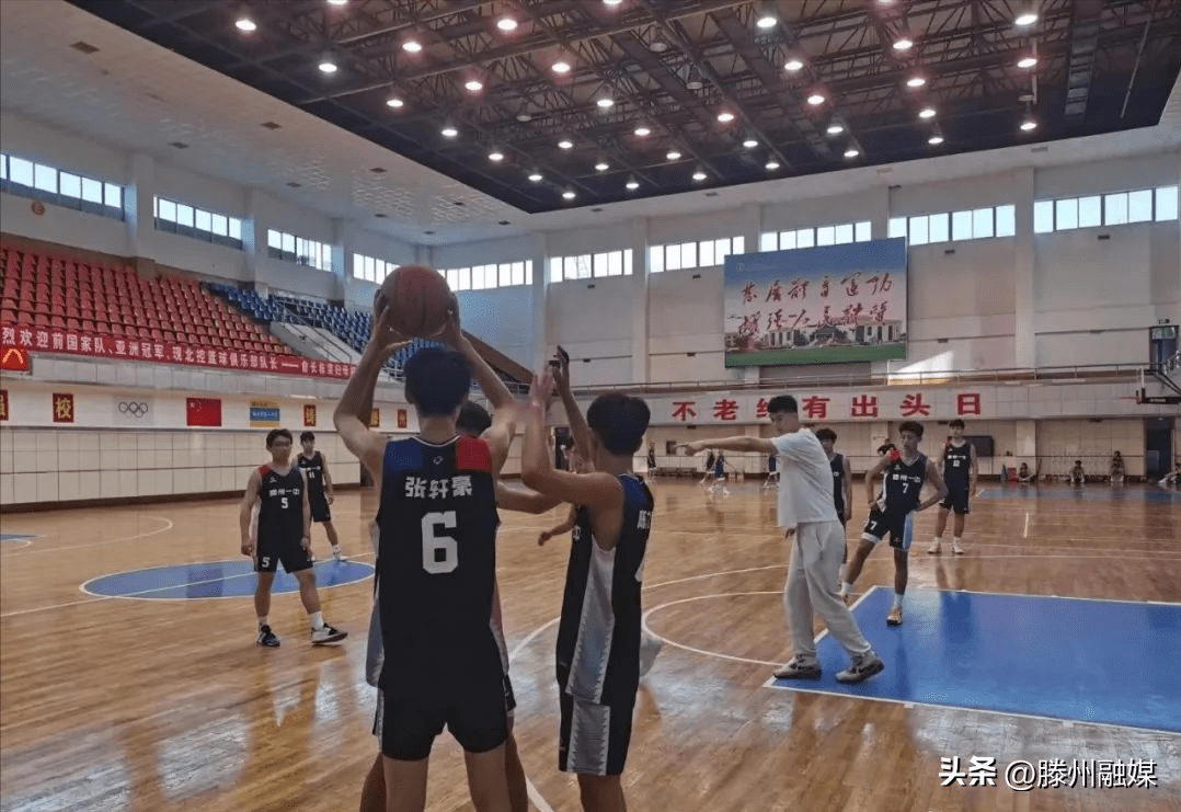 滕州:前国家篮球队队员,一中校友俞长栋回母校