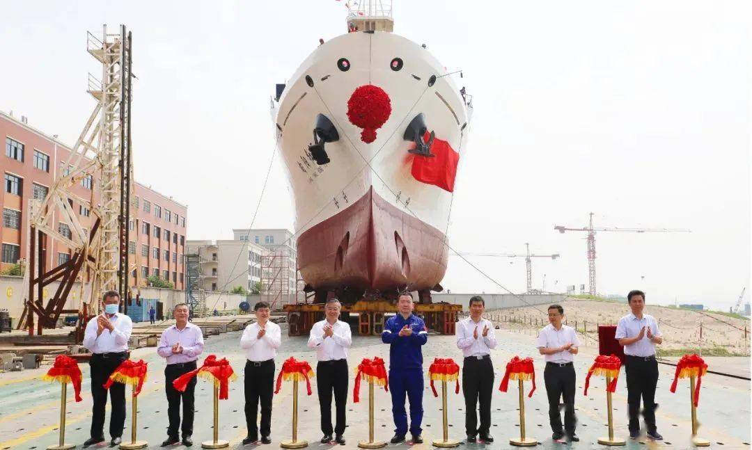 我国3000吨级综合科学考察船---"向阳红05"船在武船双柳厂区成功下水