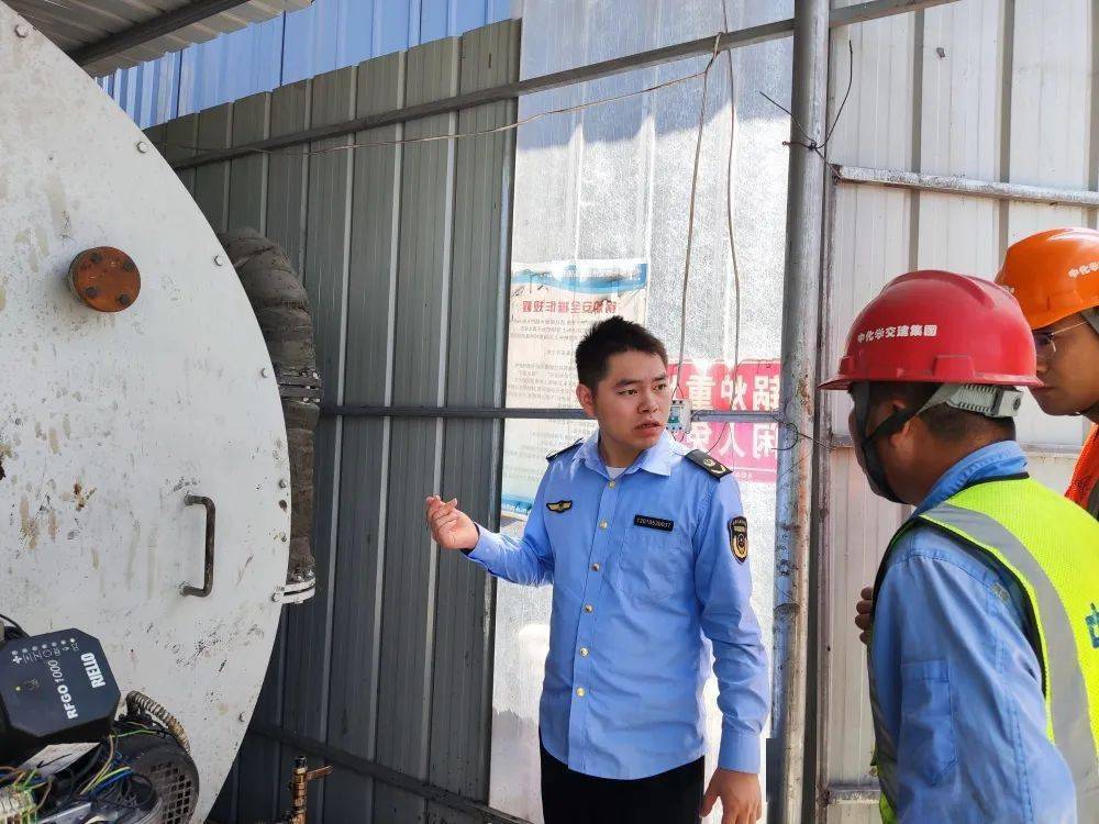 单位按照安全技术规范要求,严格落实叉车定期检验和驾驶人员持证上岗
