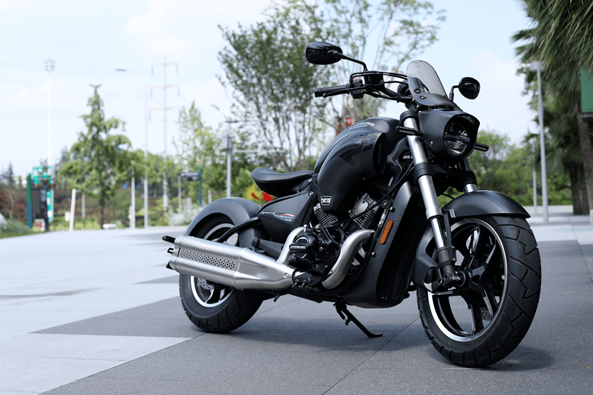 而单座的坐垫下隐藏着后避震,侧面看上去颇有哈雷软尾的味道;但左面的