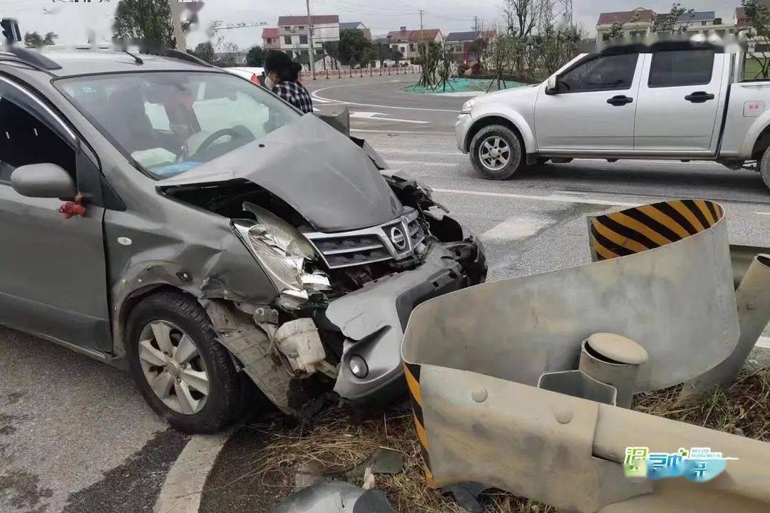 汨罗市交警大队古培中队民警在日常巡逻时发现一起小车追尾的交通事故