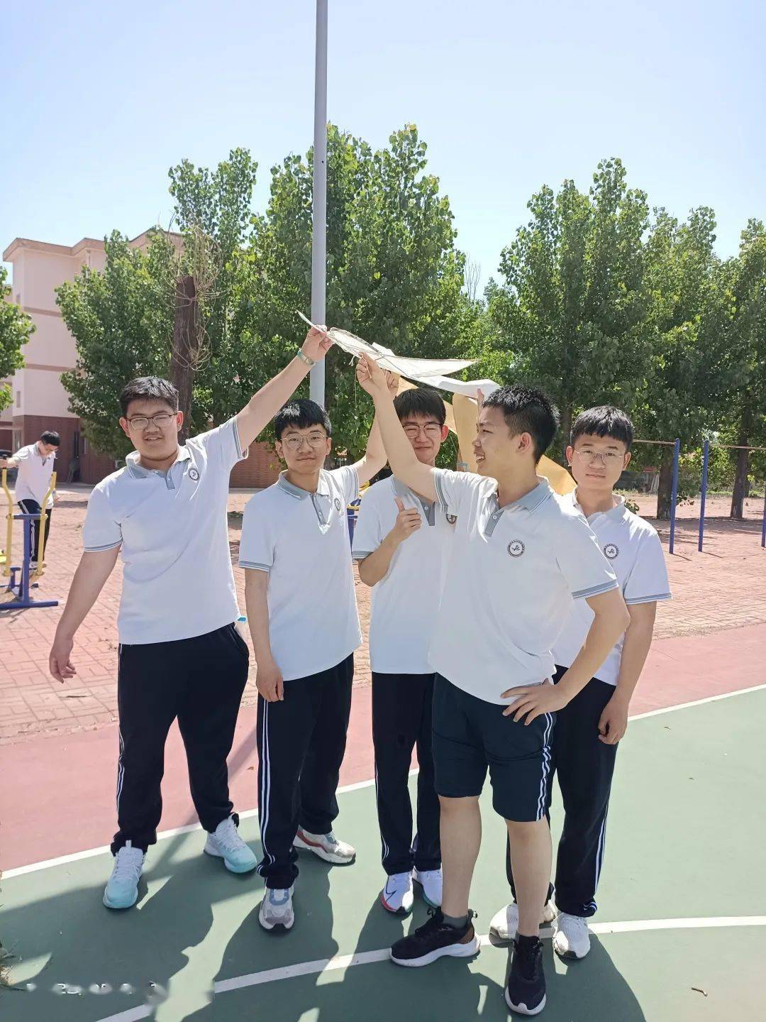 情系师生送温暖 凝心聚力鼓干劲——宝坻一中校领导慰问高一年级劳动