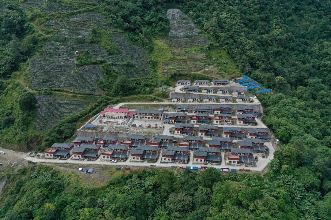 此时,与巴登村毗邻的德尔贡村,村路通达,新建成的学校,绿的操场,红的