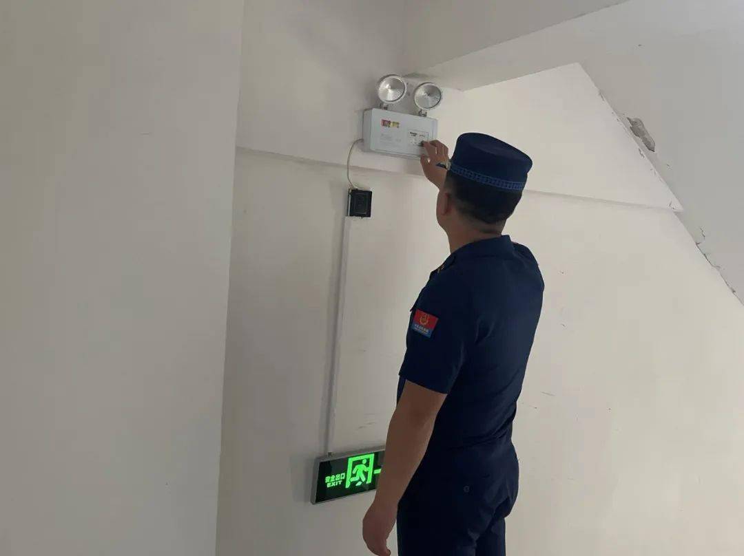 指示标志未保持完好有效;一号楼梯间二层1具应急照明灯未保持完好有效