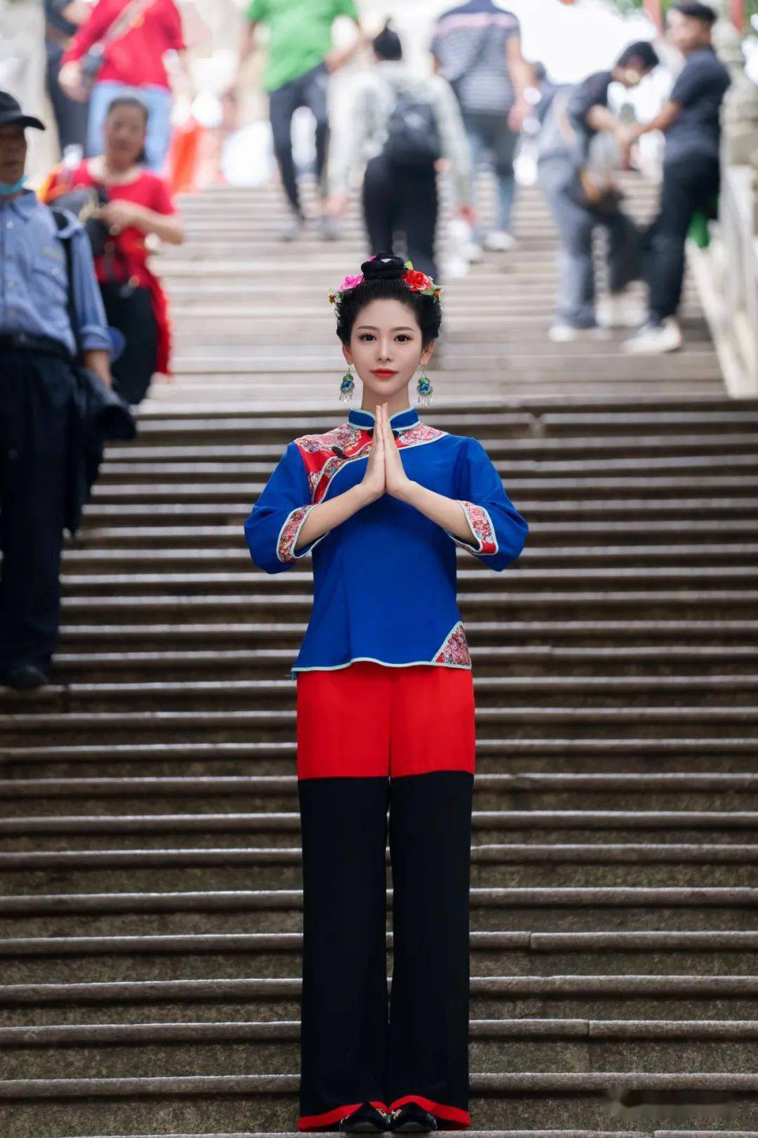 梳妈祖头,穿妈祖装湄洲女 以这种独特的方式敬仰千年 妈祖绽放渔女