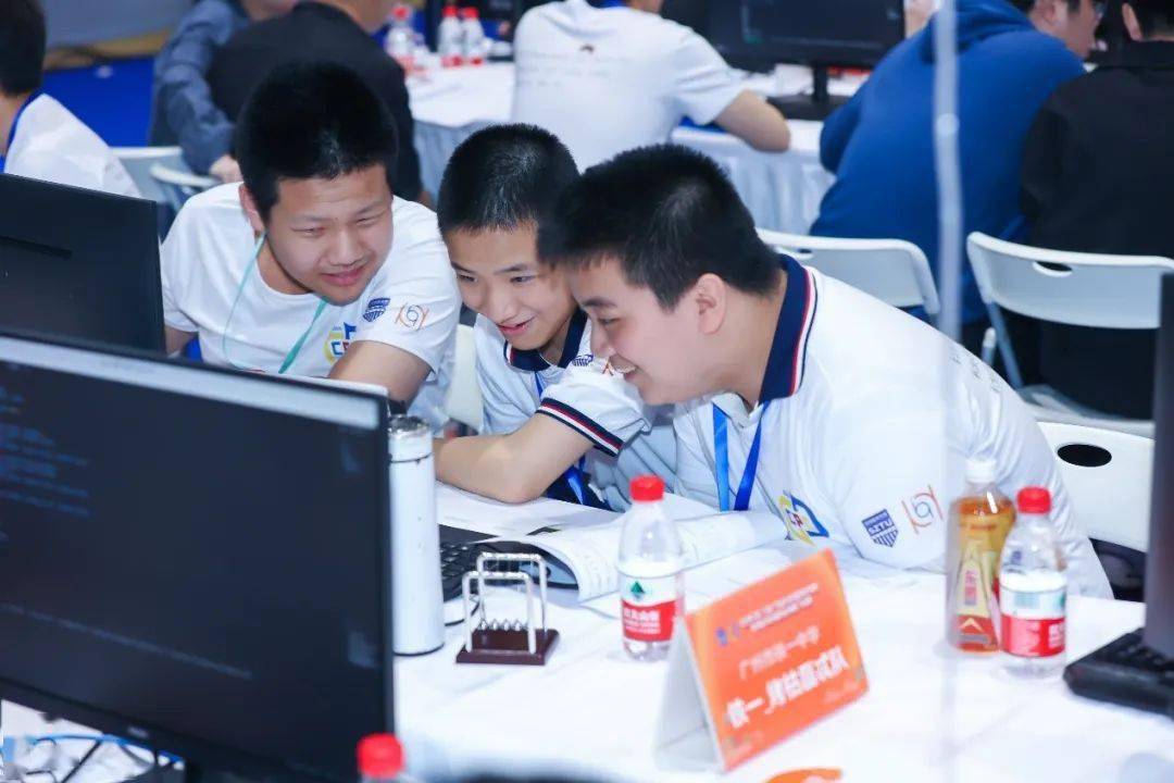 铁一奥信2队(于镓赫,陈可佳,李沂铮)铁一奥信3队(张林,韩璨东,刘君仪)