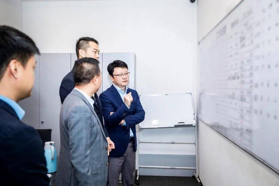 热烈欢迎北京梅赛德斯-奔驰西区总经理林涛先生及各位领导莅临成都