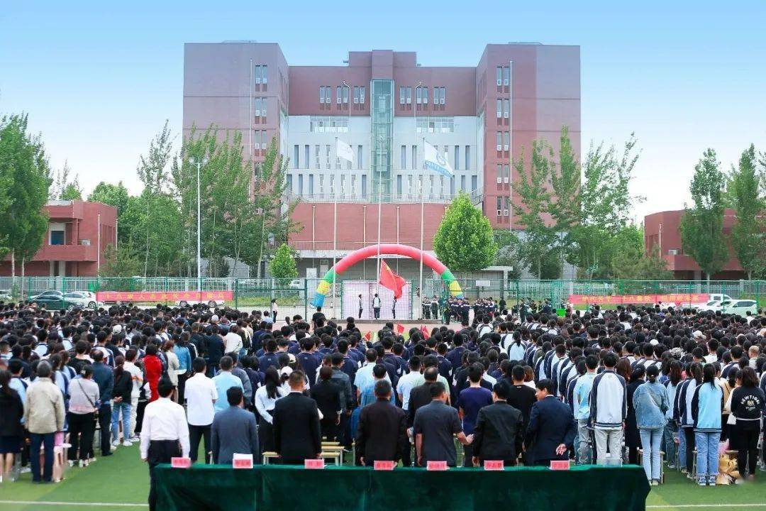 平邑一中城东校区举行高61级十八岁成人礼活动_青春_家长_祝福