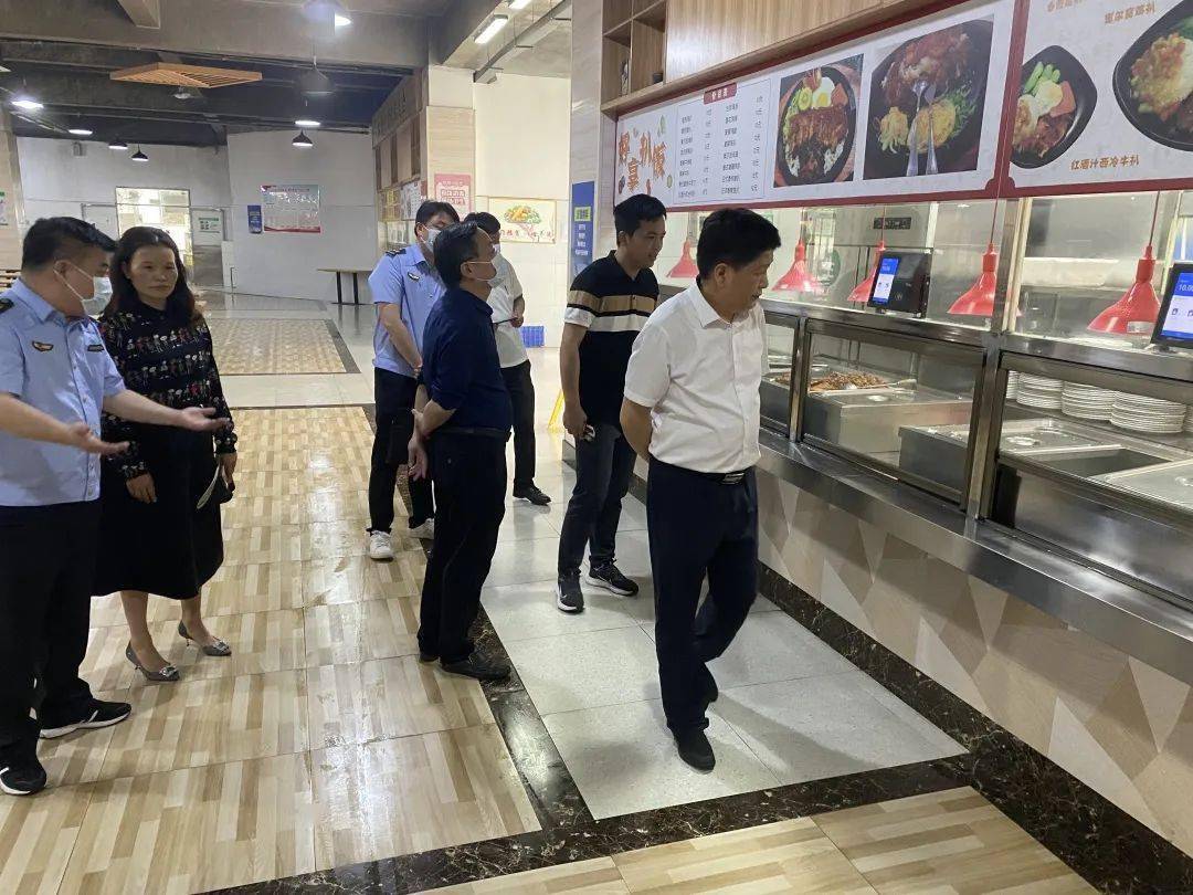 余定新来到宜阳新区官园学校,市直属机关幼儿园和宜