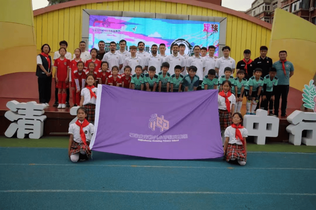 5月23日,石家庄福美足球队来到石家庄市裕华区雅清小学,与校足球队男