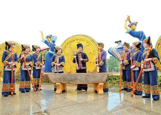 壮族打榔舞传承人陆东华给非遗中心舞蹈演员传授打榔舞技艺.