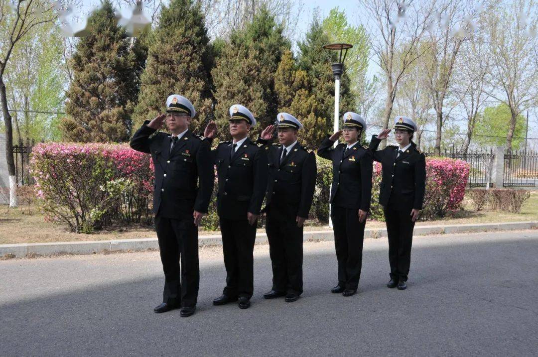 鲅鱼圈海关正在进行准军训练,请指示!