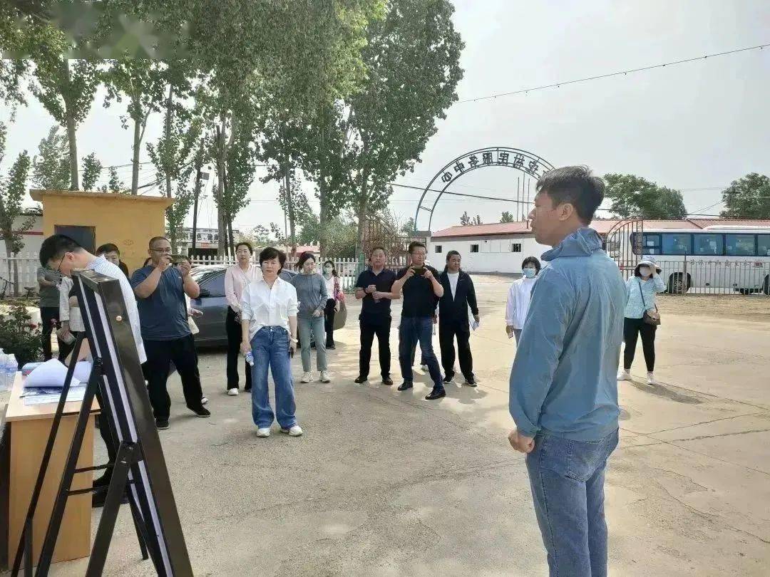 区农业农村局,区妇联主要负责人等一行40余人到坟坨镇杨庄头村,坟坨村