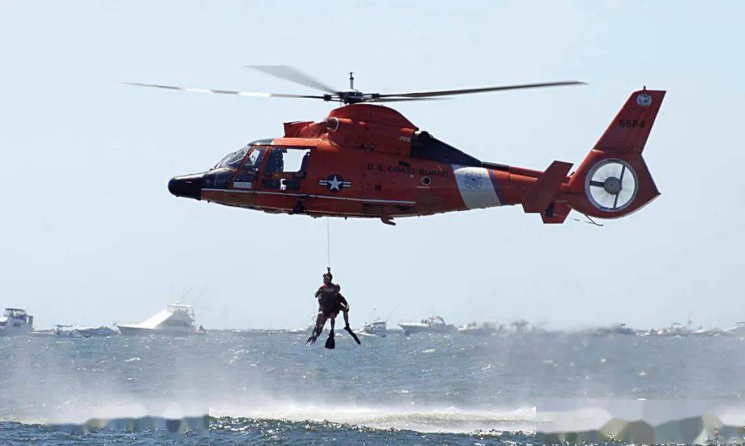 除了hh-60"搜救鹰"直升机,图中的hh-65a"海豚"直升机也是航空救援队的
