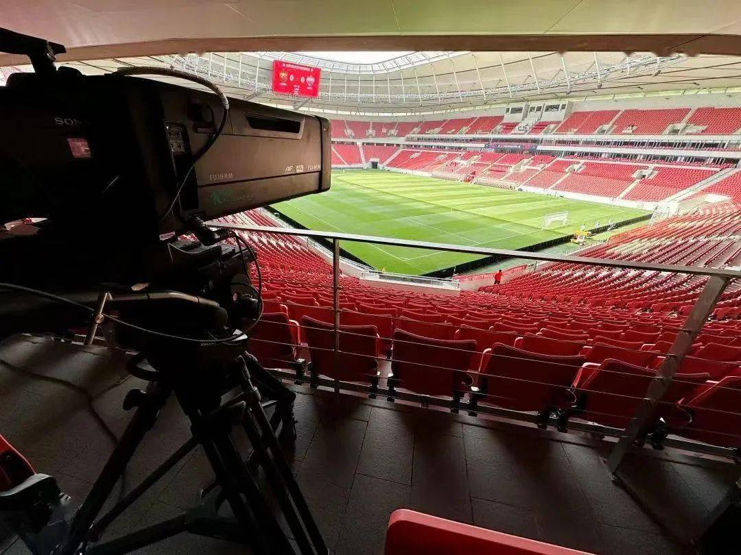 请到上海海港队主场浦东足球场的"白玉碗"里来_球迷_观众_草皮