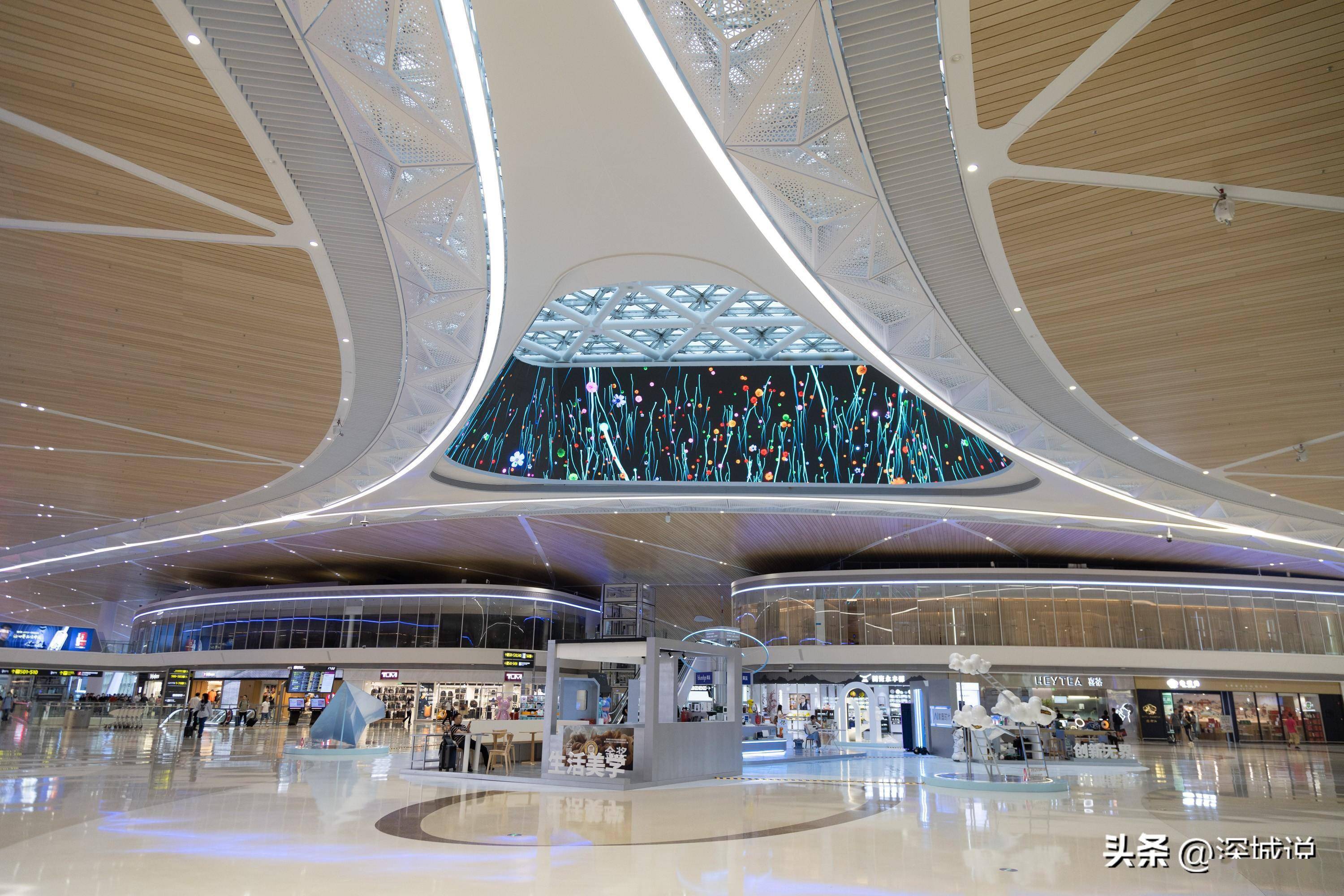 常去深圳机场的朋友们或许都知道,t3航站楼略微"密集"的天花板令人留
