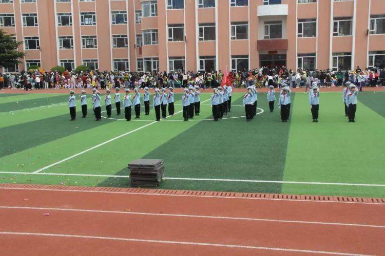 迎春小学杨传峻小交警社团联合旅顺口交警大队开展"小交警"交通协勤