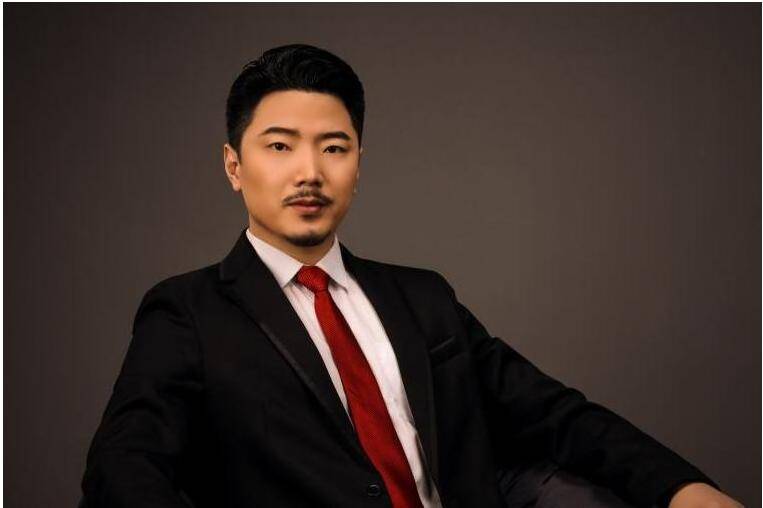 网红《国岳夫妇》火爆,做了什么引发争议与热议,值得让人深思