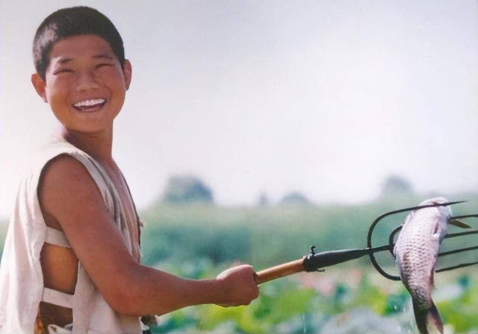 "嘎子哥"谢孟伟最近在直播中透露,他被邀请参加了华表奖,但是由于某些