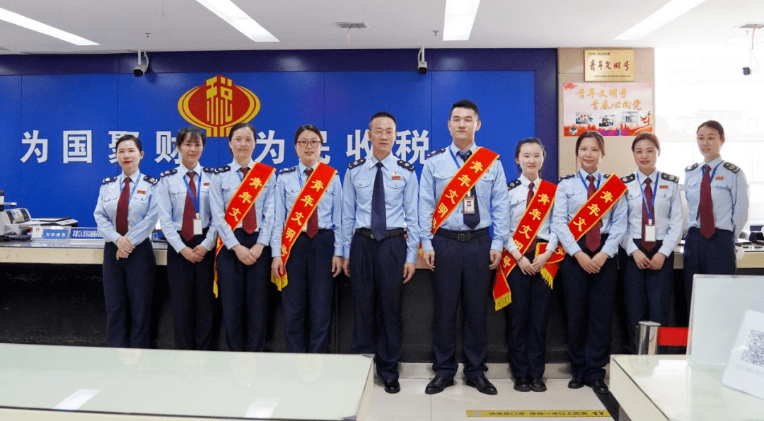 崇仁县税务局工作人员通过佩戴"青年文明号"绶带,亮出身份标识,提振