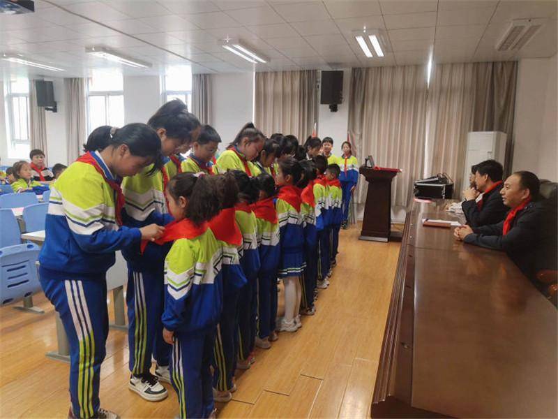 灞桥区灞桥镇小学举行2023年度少先队员入队仪式_红领巾_年级_队旗