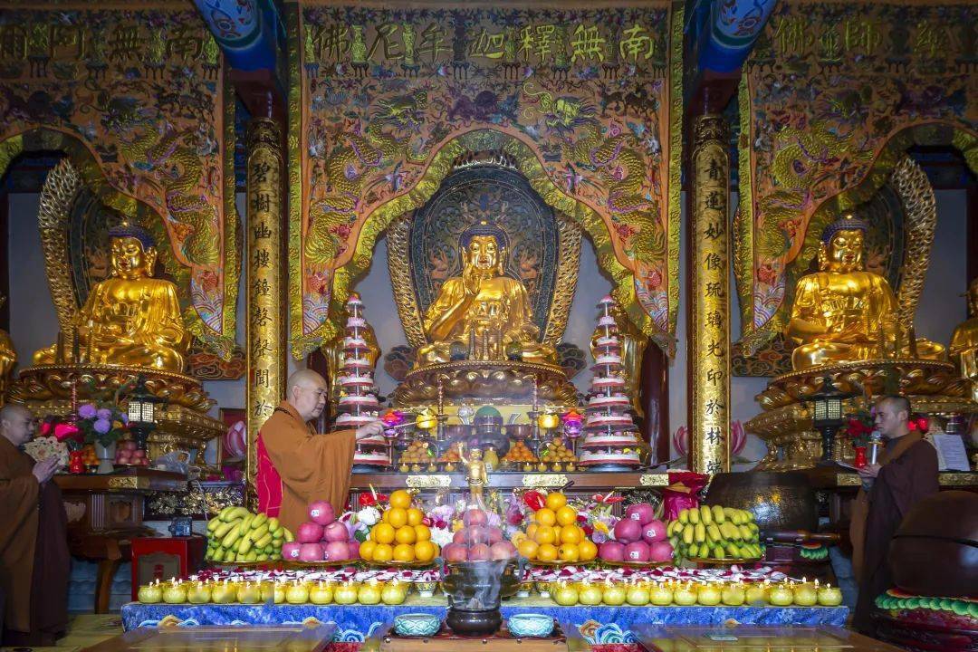 大雄宝殿内外都呈现一派祥和喜庆,殿前的院内十方善信也同时有序参与