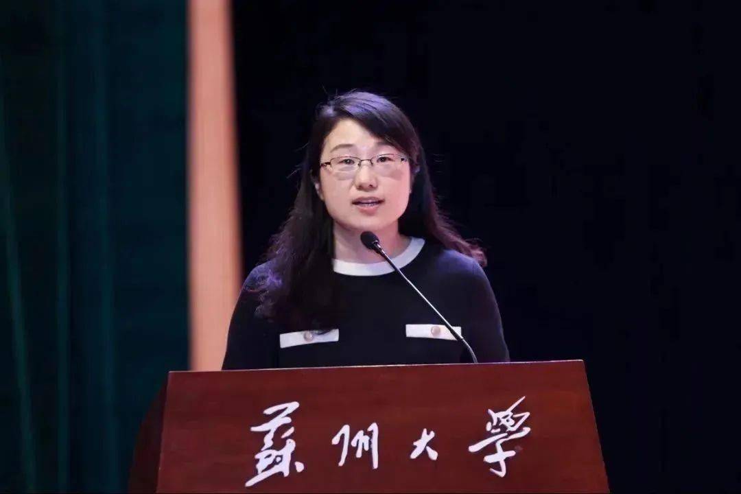校外导师代表江苏省苏州中学王羽和吴江高级中学金永建作交流发言.