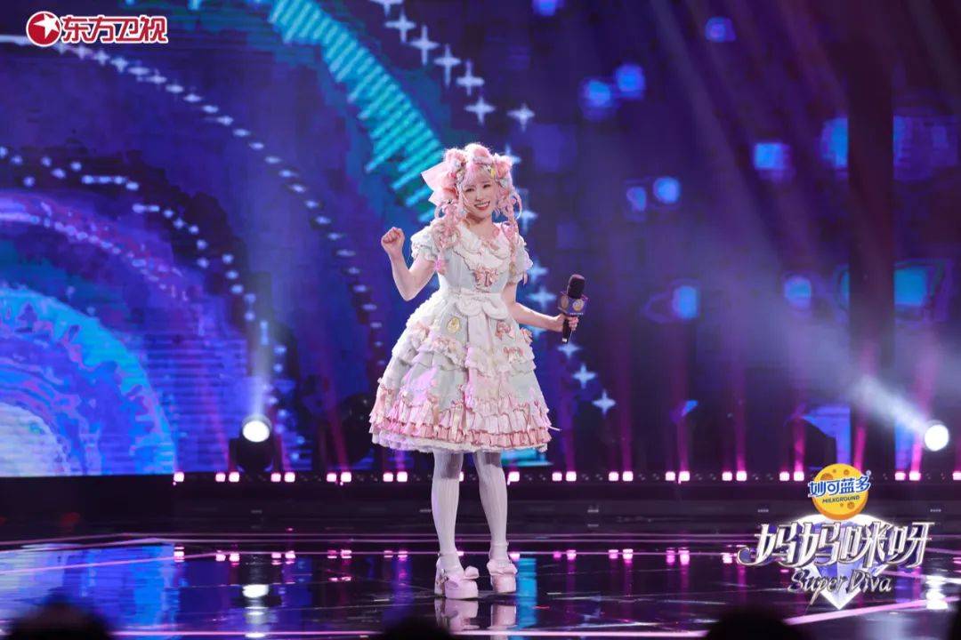 来自北京的王小贝是一名专业的二次元角色扮演达人,她穿着粉色系