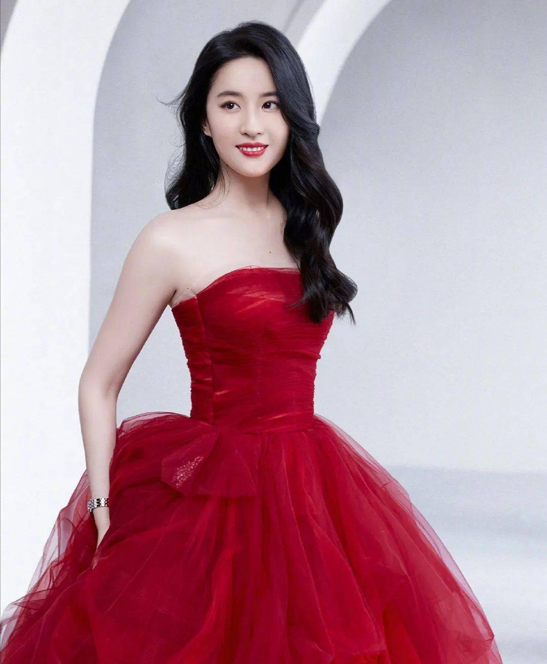 刘亦菲红裙造型太惊艳!
