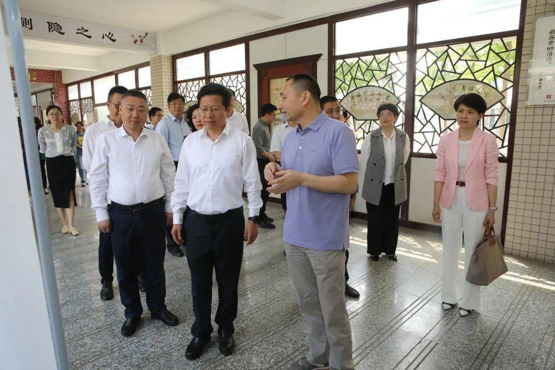 出版局(市版权局)副局长钟苖,市教育局副局长俞群祥,市公安局党委委员