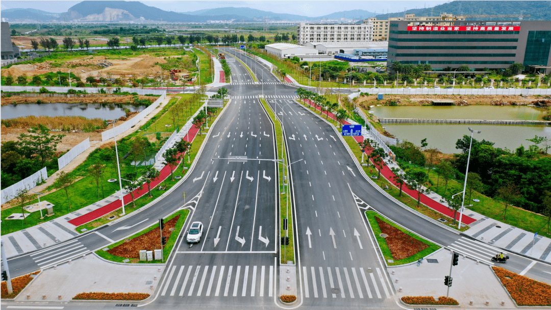 此次改造完成的8条道路,合计投资超2亿元,建设项目内容包括道路机动