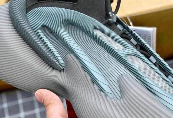 侃爷,阿迪分手后,新 yeezy 首次曝光!网友:就这?_设计的_整体_实物图