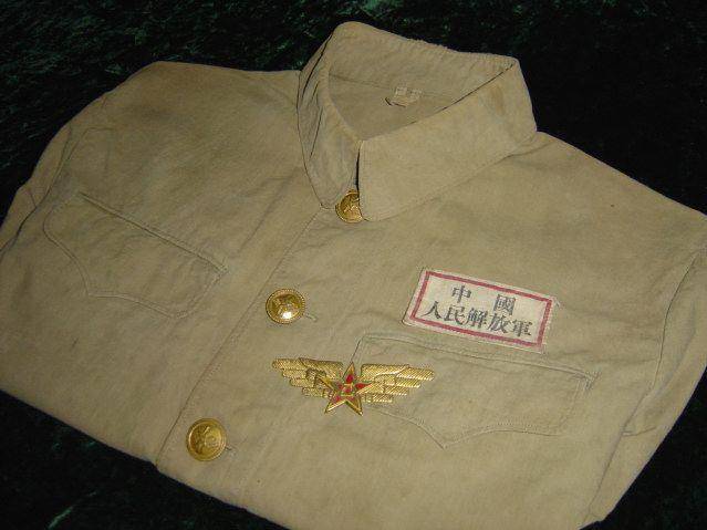 从1950年起,全军统一装备50式军服,空军也有