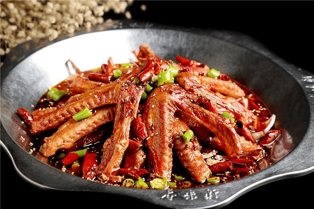干锅鸭翅是广汉地方驰名菜肴