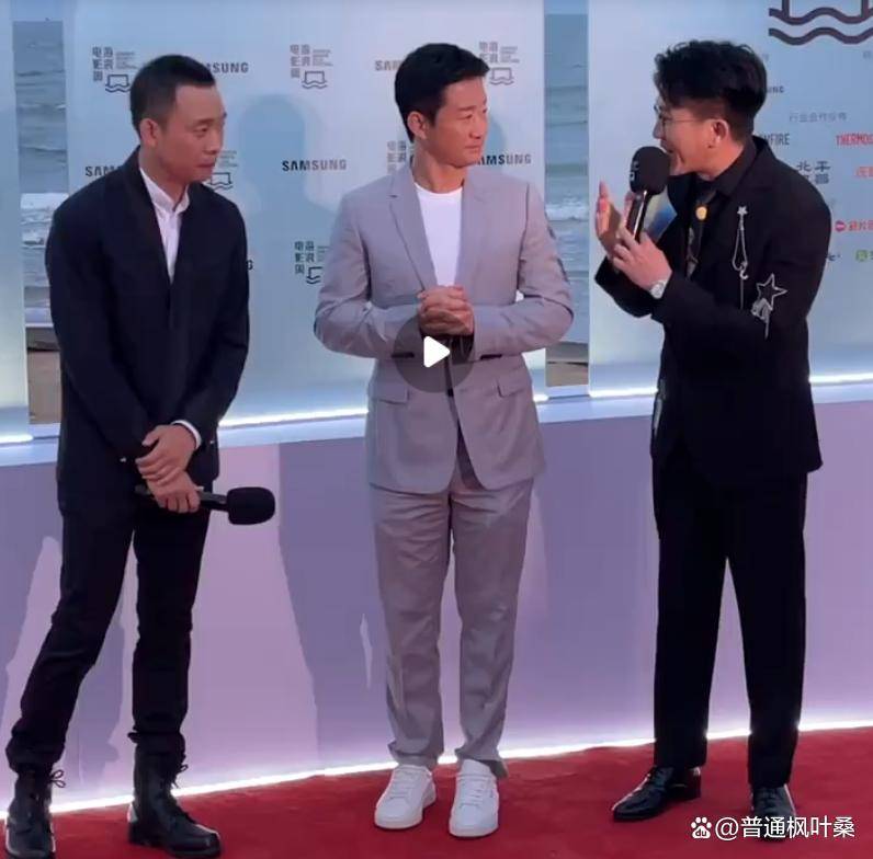 吴京回应张译华表奖封帝，他说：我的金手指一指，张译就得奖了
