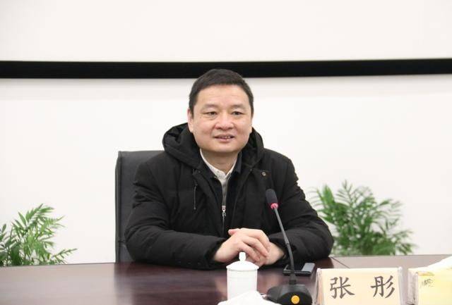 随后,19岁的张彤顺利毕业并进入扬州市财政局工作,开始了他在政府部门