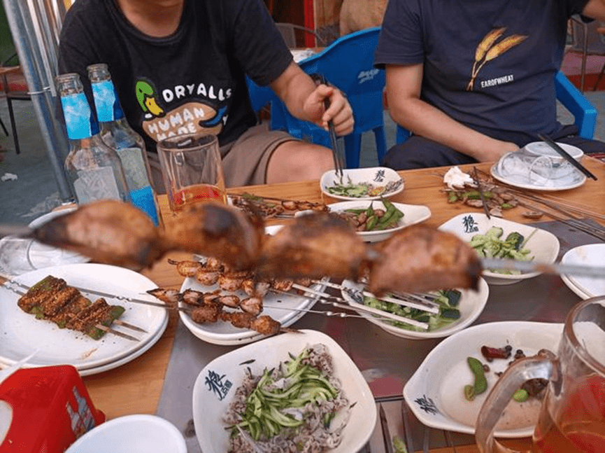 啤酒清爽,但有些人一喝就饱了,酒局上坐不长;而白酒喝下去浑身比较热