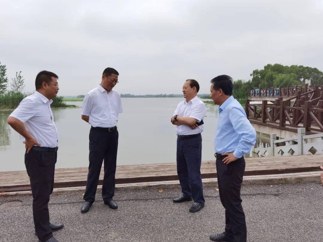 市人大常委会党组书记,主任金茂清赴万福河,返湾湖,兴隆河开展巡河巡