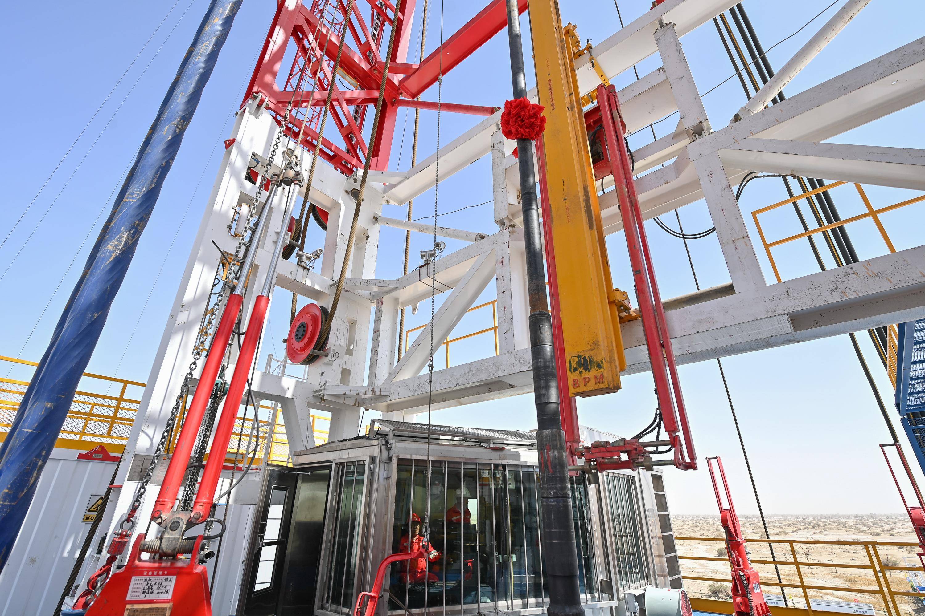 (新华全媒 )我国首个万米深地科探井在新疆塔里木盆地开钻_李响_地球