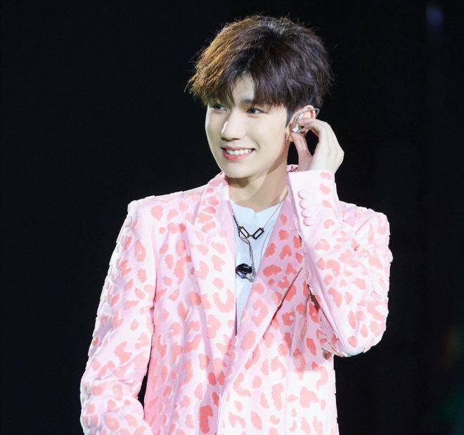 王源演唱会妈妈被拦门外,直言身份,保安不为所动被称赞_母亲_秩序