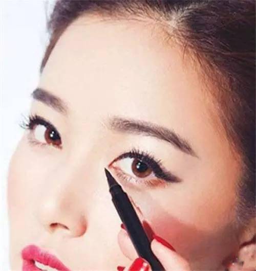 这样画眼线才不会晕妆,好神奇!_step_自然_眼角