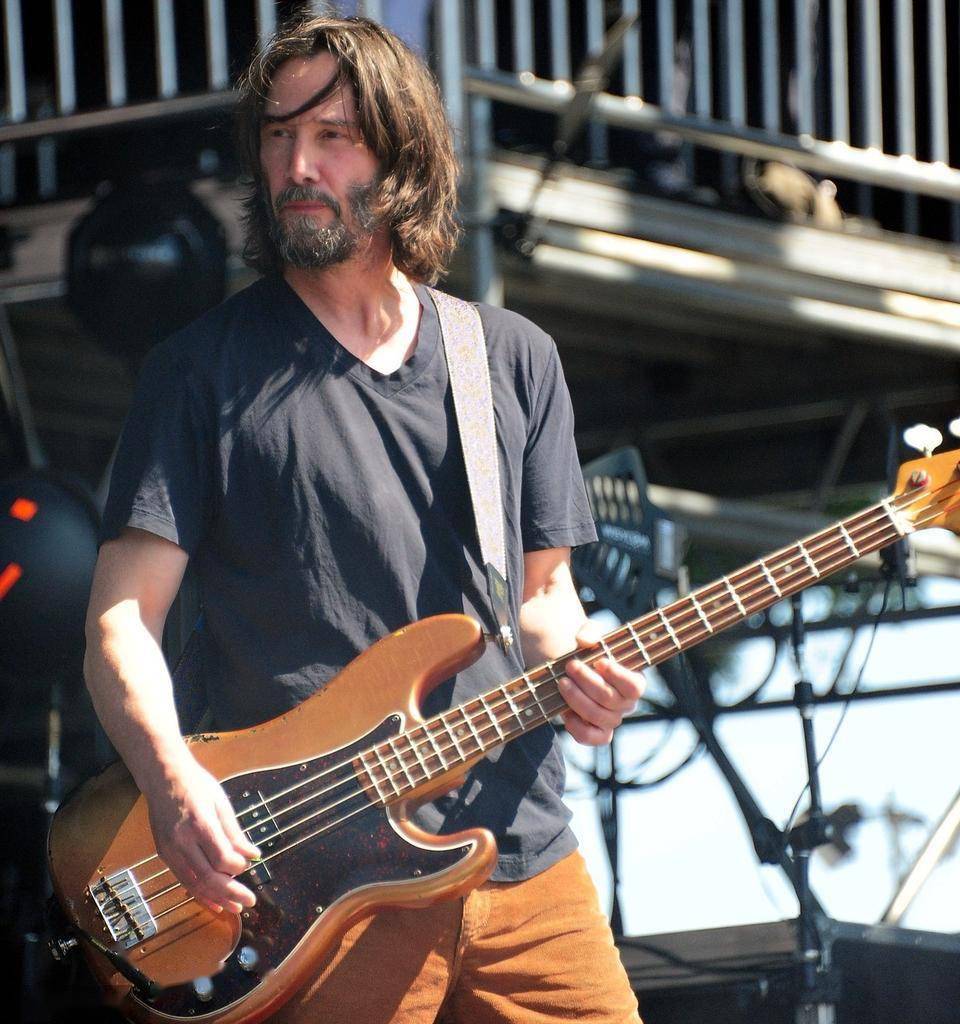 基努里维斯乐队"天狼星"重组演出 好莱坞明星贝斯手又回来了_美国